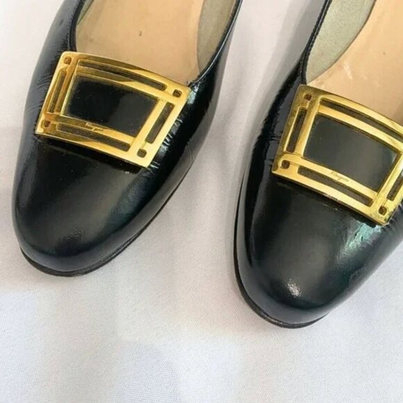 SALVATORE FERRAGAMO BLACK PATENT LEATHER GOLD BUCKLE PUMPS - 9A - Picture 6 of 7